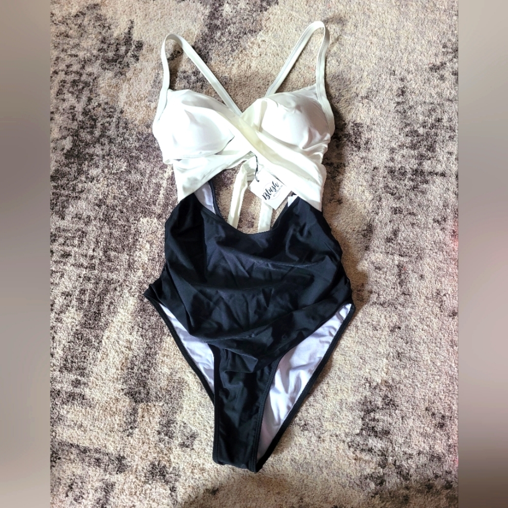 Women's bathing suit with cutouts